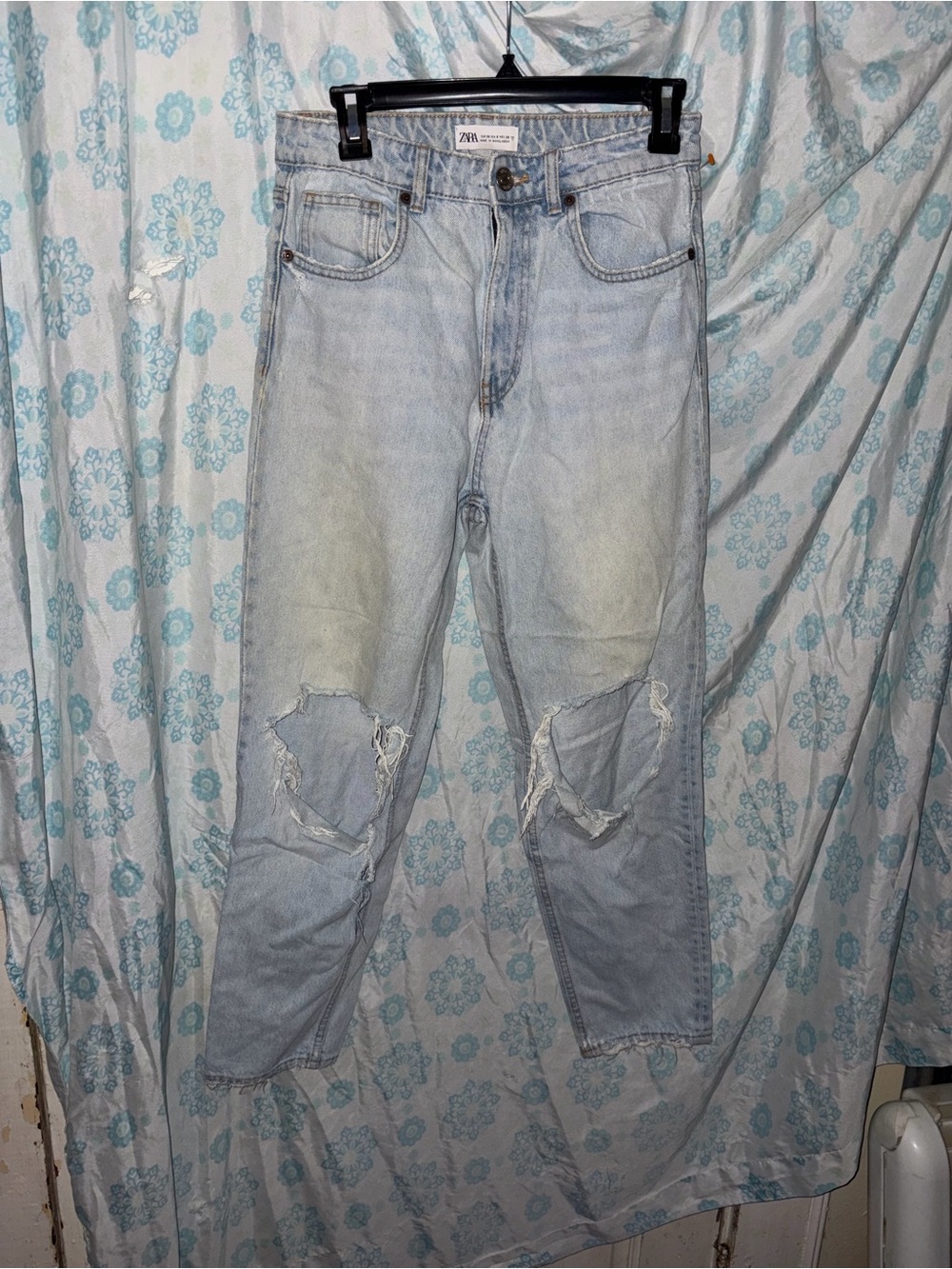 Zara Light Blue Relaxed Ripped Jeans size 6
